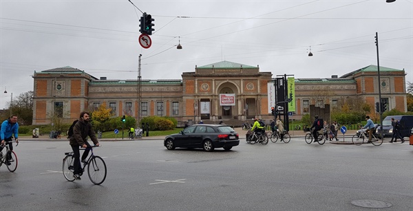 자전거를 타는 덴마크 국민들을 쉽게 볼 수 있다. 