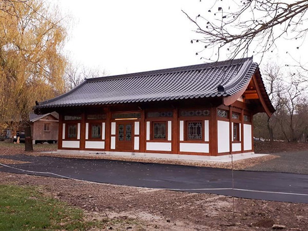 헝가리 에스테르곰에 있는 원광사에 새로 준공된 새법당(큰방 및 종무소) 정면의 단아한 모습. 한국의 한옥설계도에 따라 100% 헝가리 목수와 기술자들이 지었다.