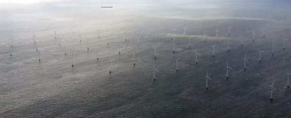 덴마크는 풍력과 열병합 발전으로 전력을 생산하고 있으며, 전 국민이 사용하고도 전력이 남을 정도로 대표적인 친환경 에너지 생산 국가이기도 하다. 