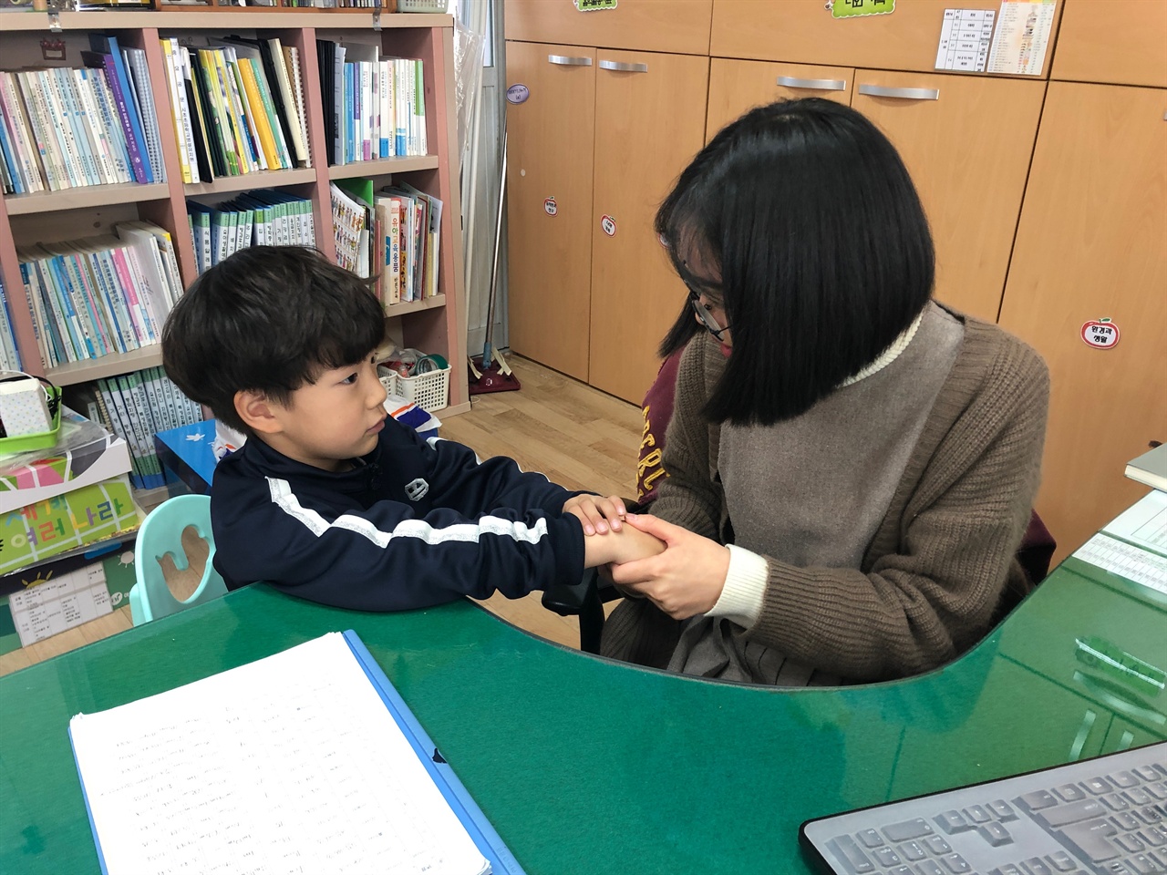 충남 서천의 시초초등학교병설유치원(교장 조성업) 권소현 교사는 유아의 성장과 발달을 체계적으로 측정하고 평가하기 위해 아이들과 특별한 대화 시간을 갖고 있다.