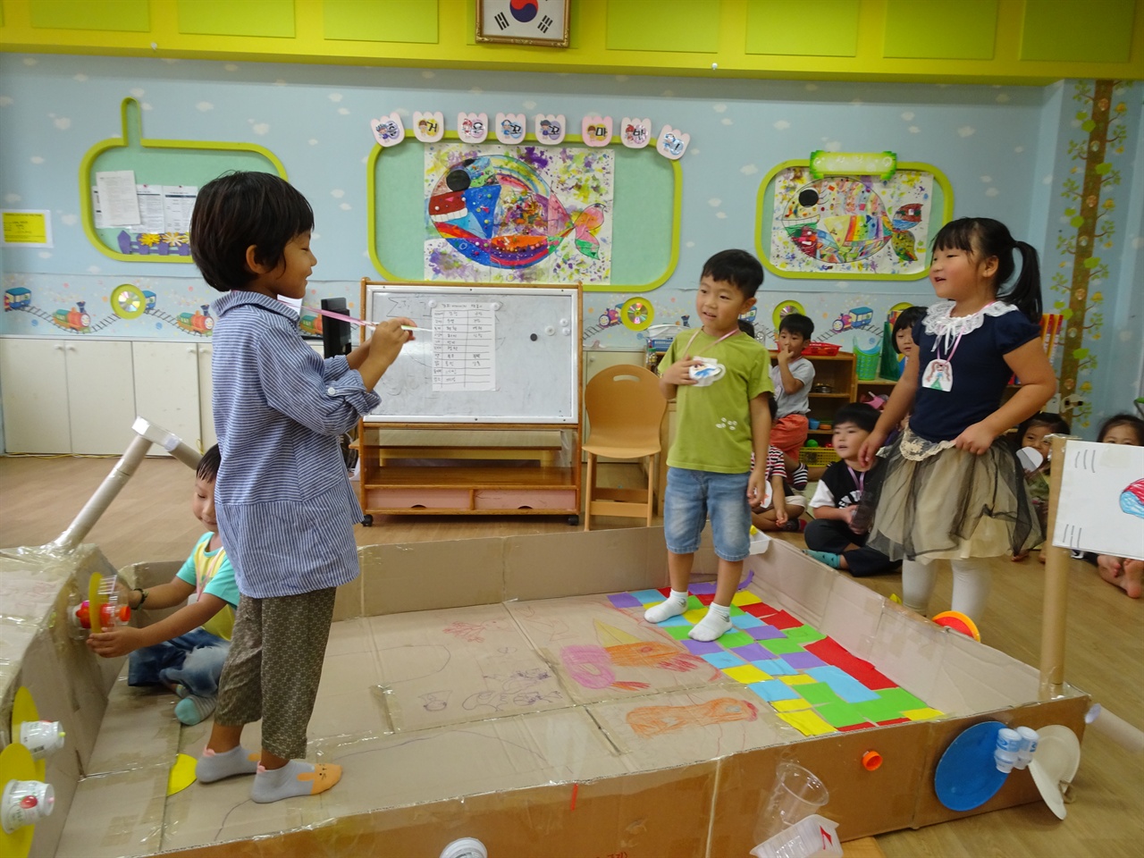 서천시초초병설유치원 유아들의 예술표현 활동. 동극 '검피아저씨와 뱃놀이'가 진행되고 있다.