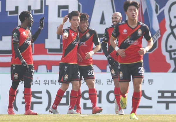 경남 FC 홈 마지막 경기 활짝 25일 경남 창원시 성산구 창원축구센터에서 열린 2018 KEB하나은행 K리그1 경남FC와 수원삼성블루윙즈 경기. 경남FC 김효기가 선제골을 넣은 후 동료들과 기뻐하고 있다. 