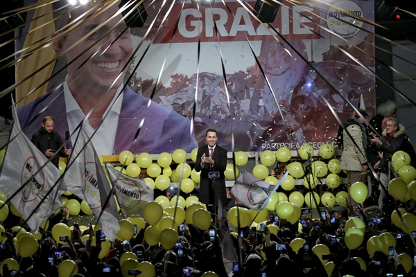 총선 결과 자축하는 이탈리아 반체제 정당 오성운동.