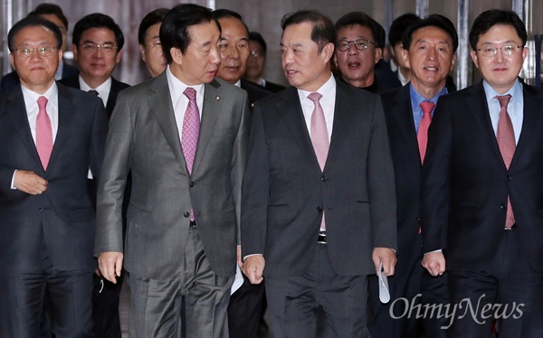 회의장 향하는 김병준-김성태 자유한국당 김병준 비상대책위원장과 김성태 원내대표 등이 26일 오전 국회에서 열린 비대위회의에 참석하기 위해 회의장으로 향하고 있다.