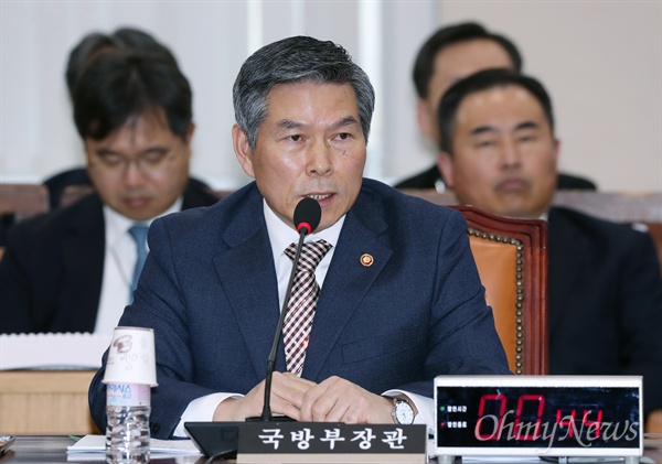 정경두 국방부 장관이 26일 국회에서 열린 국방위원회 전체회의에 출석해 의원들의 질의에 답변하고 있다.