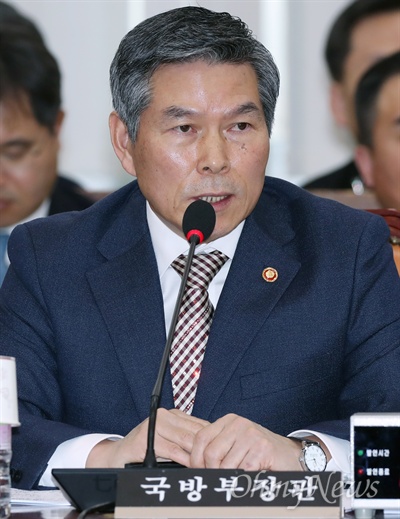 정경두 국방부 장관이 26일 국회에서 열린 국방위원회 전체회의에 출석해 의원들의 질의에 답변하고 있다. 