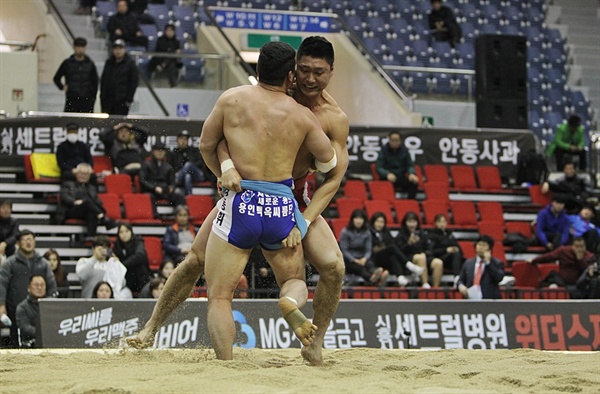  22일 경상북도 안동시 안동체육관에서 열린 'IBK기업은행 2018 천하장사 씨름대축제' 금강장사(90kg 이하)에 오른 황재원(홍샅바, 태안군청)이 김동휘(청샅바, 용인백옥쌀)와 힘을 겨루고 있다. 2018.11.22 [대한씨름협회 제공]