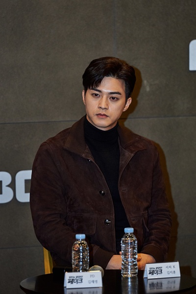 배우 김지훈이 MBC 2부작 파일럿 프로그램 <당신이 믿었던 페이크>에서 가짜 뉴스의 실체를 추적하는 '서처 K'가 됐다. 