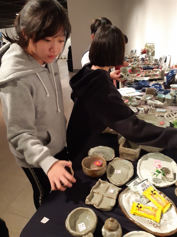 이천도예 꿈의학교 학생들이 친구들이 제작한 도자기 작품을 둘러보고 있다. 
