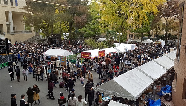  게이오대학 미타캠퍼스 중앙광장에서 대학 축제 '미타사이'가 열리고 있다.