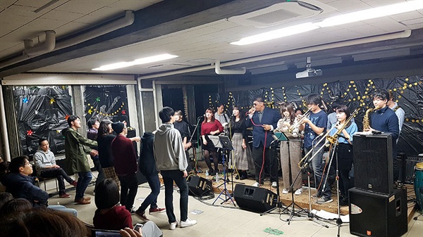 게이오대학 대학축제에서 재즈음악 동아리 학생들이 강의실 특설무대에서 공연을 펼치고 있다.