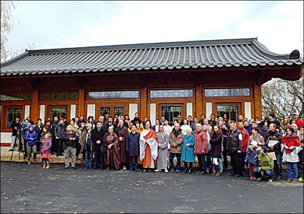 헝가리 한국절 새법당(큰방 및 종무소) 낙성식(11월 24일, 현지시각)에 모인 내빈과 신도들. 가운데가 주지 청안스님
