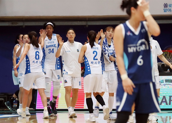 '이겼다' 26일 인천 도원체육관에서 열린 여자프로농구 인천 신한은행 에스버드와 아산 우리은행 위비의 경기. 74-45로 승리한 우리은행 선수들이 기뻐하고 있다. 