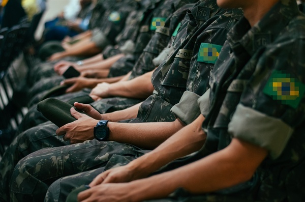  차분하게 말의 뜻을 헤아려보면 '양심적'이라는 말은 병역거부의 성격을 드러내는 수식어이지 병역복무를 평가하는 의미가 아님을 금방 알 수 있다. '매력적인 코트'라는 단어가 코트 외의 다른 옷은 매력이 없다는 의미가 되지는 않듯이 말이다.