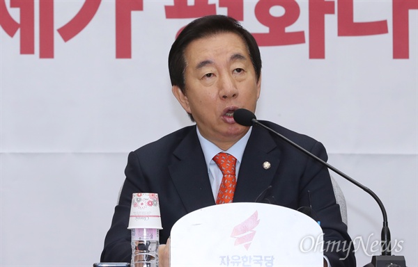 자유한국당 김성태 원내대표가 27일 오전 국회에서 열린 원내대책회의에서 모두발언을 하고 있다. 