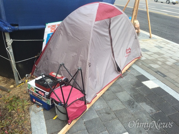 서울 서초구 대법원 앞에서 시위를 하던 70대 남성이 27일 오전 김명수 대법원장의 차량에 화염병을 투척했다. 평소 남성이 머물던 대법원 건너편 텐트의 모습.