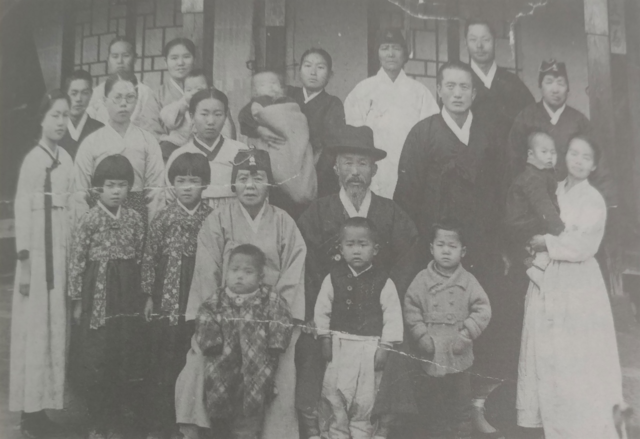 장일순의 가족 사진 1940년대에 찍은 가족사진, 장일순은 서울에 유학 가 있어 이 사진에는 없다.