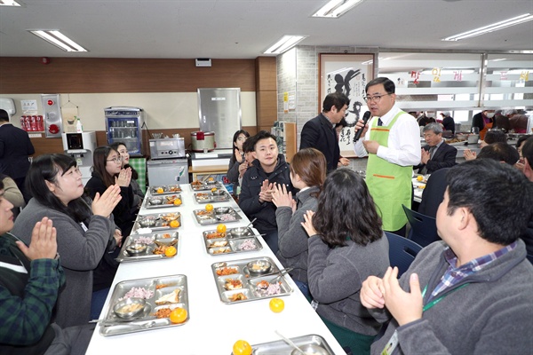  허성무 창원시장은 27일 마산합포구 문화동 노인여가문화시설인 금강노인종합복지관을 찾아 봉사활동을 벌였다.