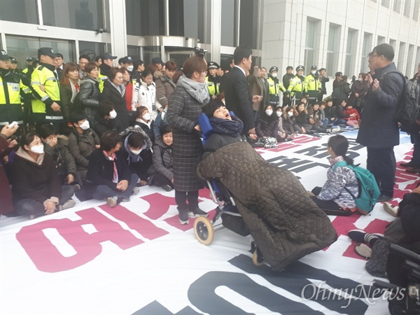  27일 오후 발달장애인 부모들이 국회를 찾아 시위를 벌였다. 전국장애인부모연대는 "발달장애 국가 책임제 보장하라"면서 "국회에서 책임지고 국가 책임제를 이행해달라"라고 요구했다. 