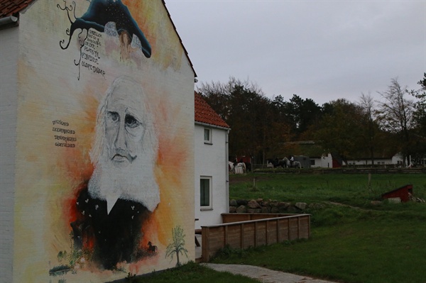 덴마크의 아버지라 불리우는 그룬트비의 초상화로 보이는 벽화가 그려져 있는 바우네호이 에프터스콜레. 건물 뒷쪽에서는 승마교육이 한창이다.