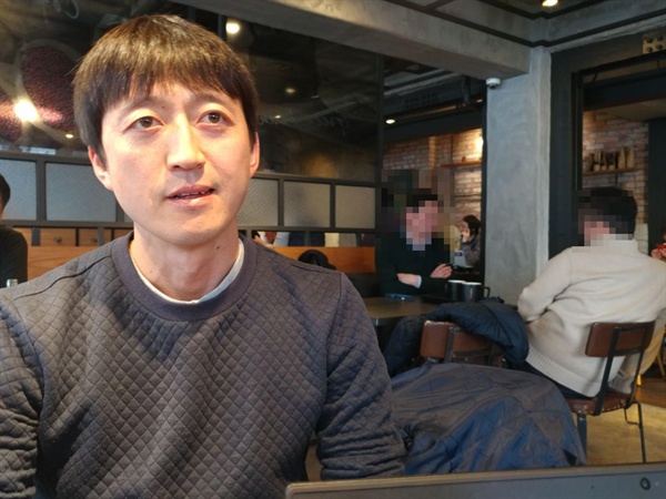 '위인맞이환영단' 단장 김수근씨, 그는 광화문 광장에서 '공산당이 좋아요'라고 외쳤다.