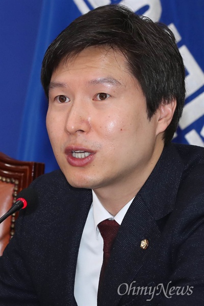 더불어민주당 김해영 최고위원이 28일 국회에서 열린 최고위원회의에서 모두발언을 하고 있다. 