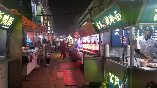  타이동루 노천 야시장. 중국 어느 지역에서든 흔히 볼 수 있는 풍경.