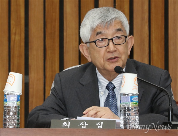 2018년 11월 28일 최장집 고려대 명예교수가 국회 정치개혁특별위원회 간담회에서 발언하고 있다. 