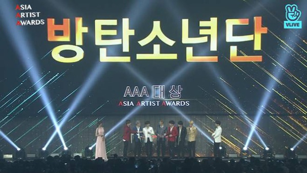  28일 열린 아시아 아티스트 어워즈(AAA)에서 대상을 수상한 방탄소년단. (방송화면 캡쳐)