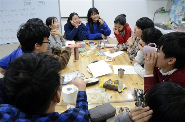  19세 이하 학생들이 누구보다 사랑에 관해 열띤 토론을 하고 있다.