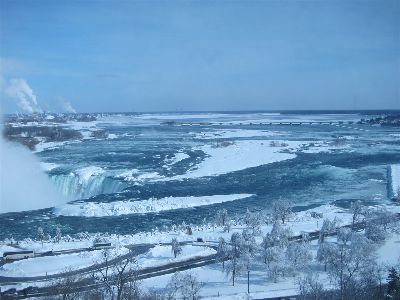 캐나다는 북극보다 더 추운 온도를 기록하며 온 세상이 꽁꽁 얼어붙었다.