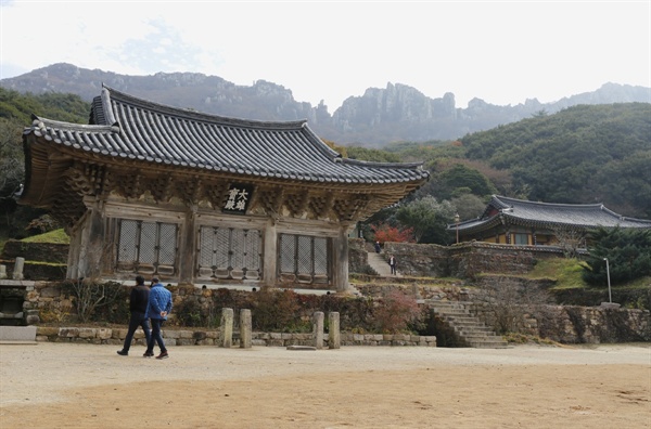  달마산 미황사 대웅보전. 단청이 다 벗겨진 전각이 소박하고 정겹게 느껴진다.