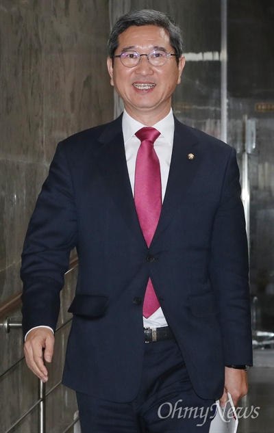 김학용 자유한국당 의원이 28일 국회에서 열린 졍치개혁특별위원회 간담회에 참석하기 위해 회의장으로 이동하고 있다. 