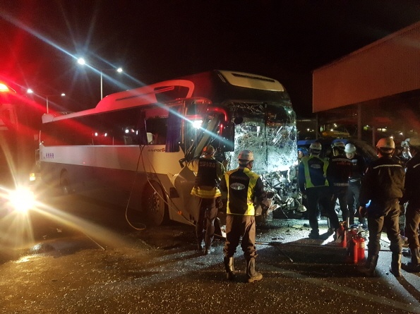 현대제철에서 당진시내 설악가든 방향으로 향하던 통근버스가 트레일러와 사고가 발생해 17명이 병원에서 치료 혹은 검사를 받고 있다.(사진제공 당진소방서)