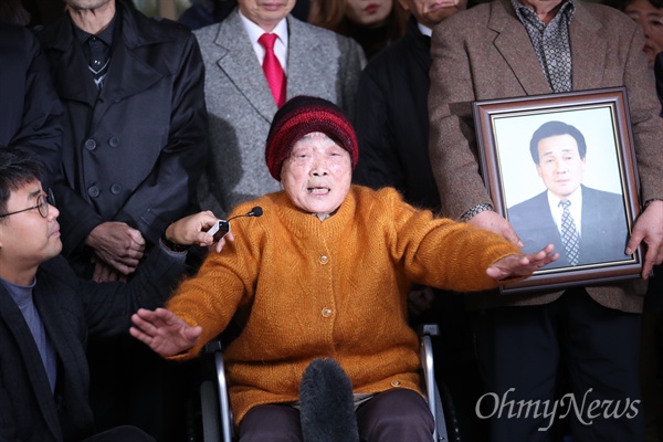  근로정신대 피해자 김성주 할머니가 29일 오전 서울 서초구 서울변호사회관에서 일본 전범기업을 상대로 제기한 손해배상 소송에서 승소한 뒤 기자회견을 하며 강제노동 당시 상황을 설명하고 있다.