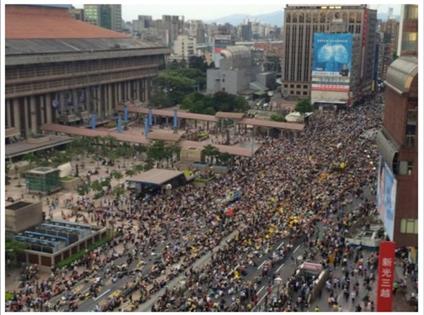2014년 4월 27일 5만명의 시민들이 타이페 주요도로인 충효서로(타이페 기차역 앞)를 점령했다.