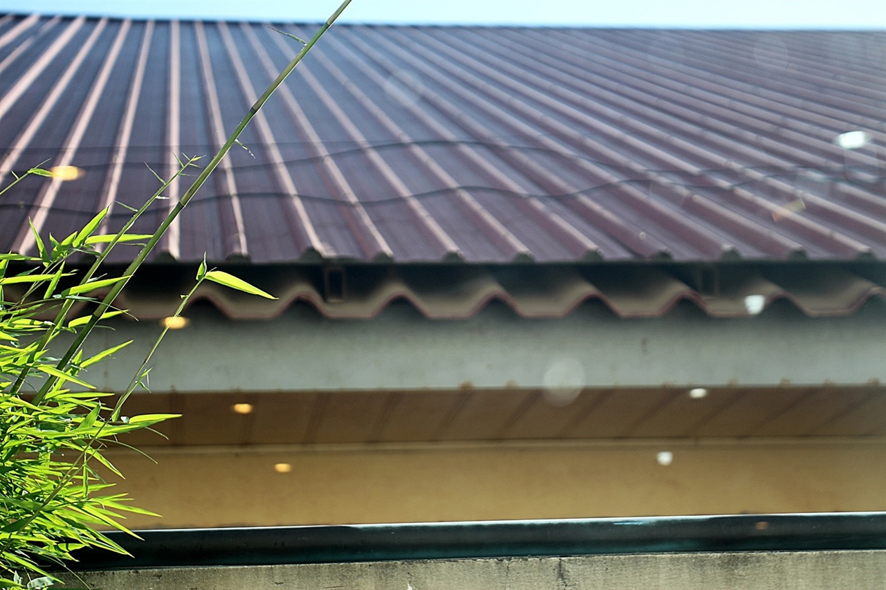 이중으로 시공되어 있는 캄보디아 지붕모습