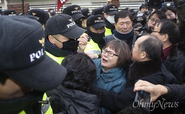 KAL858 유가족 항의서한 전달 가로막는 경찰 29일 오전 서울 서대문구 전두환 전 대통령 자택 앞에서 열린 ‘KAL858기 사고 제31주년 진상규명과 추모제’에서 유가족이 항의서한을 전달하기 위해 전 전 대통령 자택으로 이동하자 경찰이 이를 저지하고 있다.