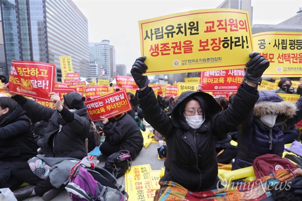 한국유치원총연합 소속 유치원 원장, 교사 등이 29일 오후 서울 광화문광장에서 사립유치원 공공성강화를 위한 ‘박용진3법(유아교육법,사립교육법, 학교급식법)’ 개정안이 국회에서 법안 심사-처리 합의기 이뤄지자 반대 집회를 열고 있다.