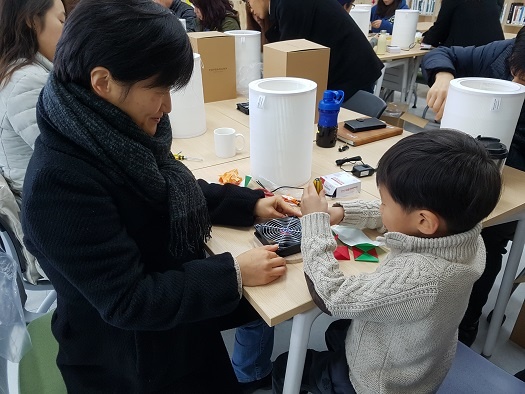 엄마와 함께 공기청정기를 만들고 있는 일곱살 박찬얼 어린이.