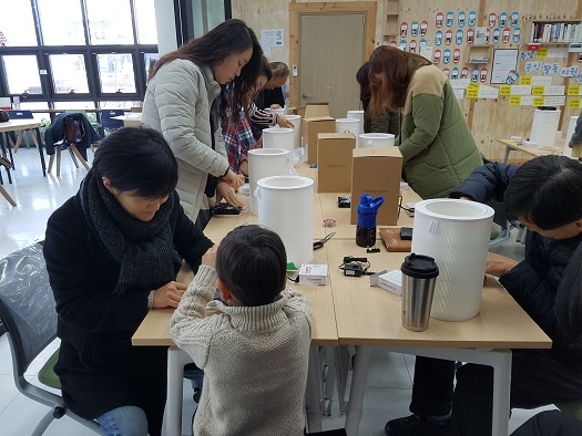 예산홍성환경운동연합 회원들과 주민들이 공기청정기를 만들고 있다. 