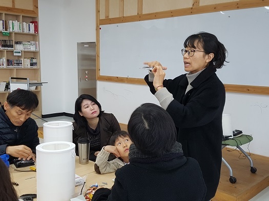 신은미 예산홍성환경운동연합 사무국장이 공기청정기 제작법을 설명하고 있다. 