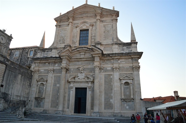 예수회 창립자인 성 이그나티우스에게 헌정된 성당이다.