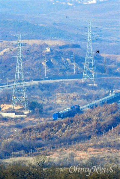  남북철도공동조사단이 탑승한 열차가 30일 오전 경기도 파주 군사분계선을 넘어 북으로 향하고 있다.