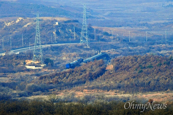 지난 11월 30일 남북철도공동조사단이 탑승한 열차가 경기도 파주 군사분계선을 넘어 북으로 향하고 있는 모습. 