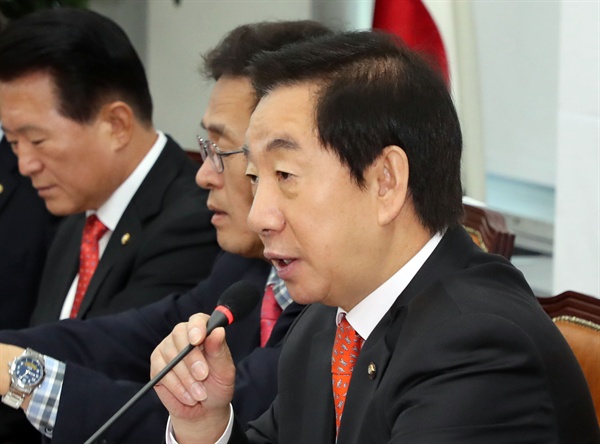 자유한국당 김성태 원내대표가 30일 국회에서 열린 원내대책회의에서 발언하고 있다.