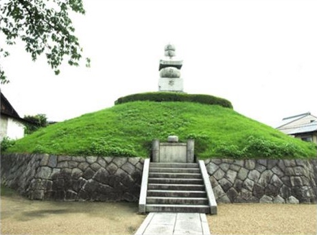 일본에 있는 귀와 코무덤.