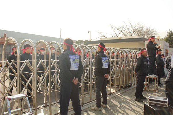 현대위아 하청업체와 비정규직지회가 임단협 교섭을 마무리 지었다. 사진은 2018년 11월 28일 현대위아 창원2공장 정문이 봉쇄된 가운데 비정규직들이 안팎에 모여 있는 모습.