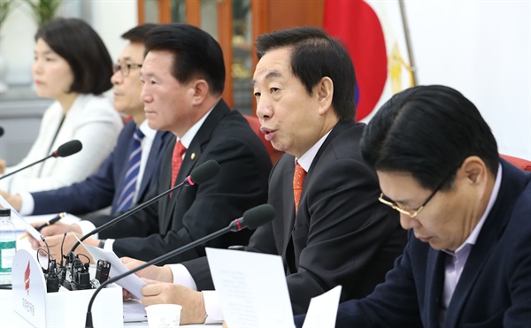 자유한국당 김성태 원내대표(오른쪽 두번째)가 11월 30일 오전 국회에서 유치원 3법 관련 기자회견을 열고 발언하고 있다.