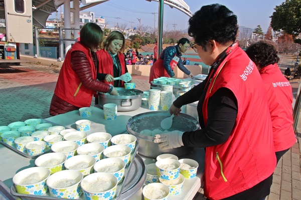  밥 배식을 하는 LG화학 여수공장 임직원들과 여수 농어촌발전협의회 회원들의 손길이 바쁘다.
